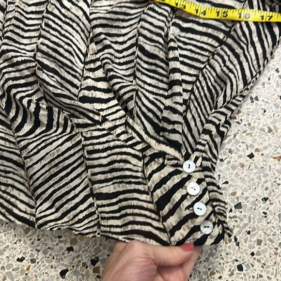 Neiman Marcus 100% silk blouse animal print 8 black cream - Picture 8 of 8